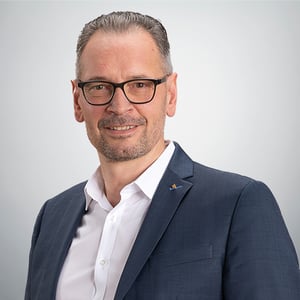 A professional portrait of Dirk Peters, looking friendly into the camera.