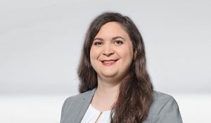 Portrait von Sara Gebhardt, die freundlich in die Kamera lächelt.