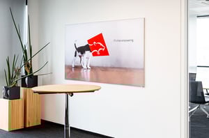 Flur bei DATAGROUP Ulm mit Bild eines Hundes und dem Schriftzug „IT’s that empowering“.