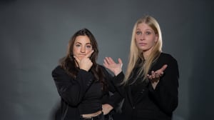 Zwei Frauen beim Podcast-Shooting „Unboxing IT“, fragender Gesichtsausdruck mit Schulterzucken