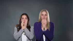 Zwei Frauen beim Podcast-Shooting „Unboxing IT“, überraschte Mimik mit Händen vor dem Mund