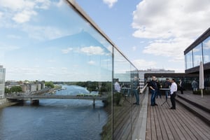 Networking auf der Terrasse mit Blick über die Weser beim Business Sunset Dinner von DATAGROUP in Bremen.