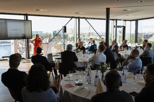 Präsentation beim Business Sunset Dinner von DATAGROUP in Bremen vor den Gästen im Panoramasaal.