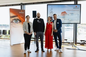 Gastgeberinnen und Gastgeber des Business Sunset Dinner von DATAGROUP in Bremen vor der Eventkulisse.