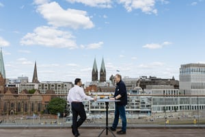 Gespräch zwischen Teilnehmern des Business Sunset Dinner von DATAGROUP mit Blick auf den Bremer Dom.
