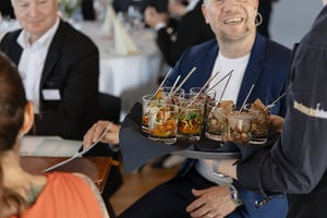 Servieren von kulinarischen Köstlichkeiten im Glas beim Business Sunset Dinner von DATAGROUP in Bremen.