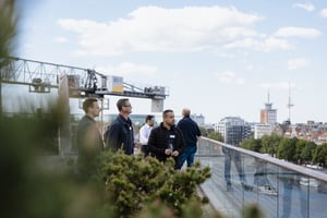 Austausch und Networking auf der Terrasse mit Blick über Bremen beim Business Sunset Dinner von DATAGROUP.
