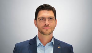 Portrait photo of Dino Huber, Managing Director of the DATAGROUP Cybersecurity unit