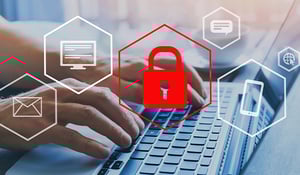 Hände auf einer Tastatur mit roten Sicherheitssymbolen – Schutz sensibler Daten im IT-Alltag.