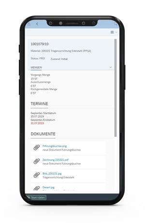 Mockup eines Smartphones mit geöffneter Worker App, die Auftragsdetails zu Material, Status, Mengen, Terminen und Dokumenten anzeigt.