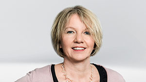 Portrait von Felicia Effertz, die freundlich in die Kamera blickt.