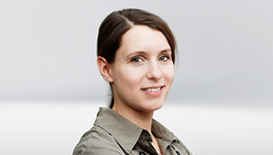 Portraitfoto von Katrin Pätzold, Marketing-Referentin bei DATAGROUP, vor hellgrauem Hintergrund