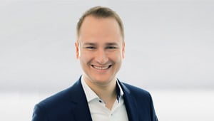 Portrait von Sebastian Darimont, der freundlich in die Kamera lächelt.