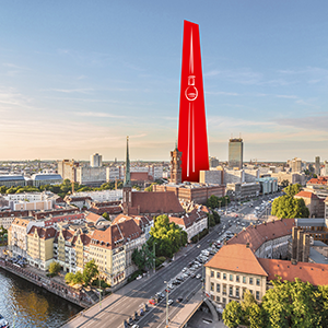 Panoramablick über die Berliner Skyline mit historischen Gebäuden, der Spree und einer stilisierten roten Fernsehturm-Silhouette im Zentrum unter bewölktem Himmel