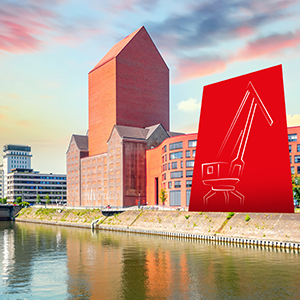 Blick auf den Duisburger Innenhafen mit historischen Getreidespeichern, modernen Wohngebäuden am Wasser und einer stilisierten roten Industriekran-Silhouette unter dramatischem Abendhimmel